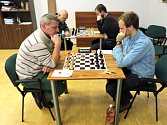 SOUSTŘEDĚNÍ. Na snímku z prvoligového utkání šachistů jsou zachyceni mistři šachu. V popředí Stanislav Jasný v partii s Josefem Havelkou (Panda, vpravo), v pozadí zleva Segei Vesselovsky s domácím Piotrem Sabukem.