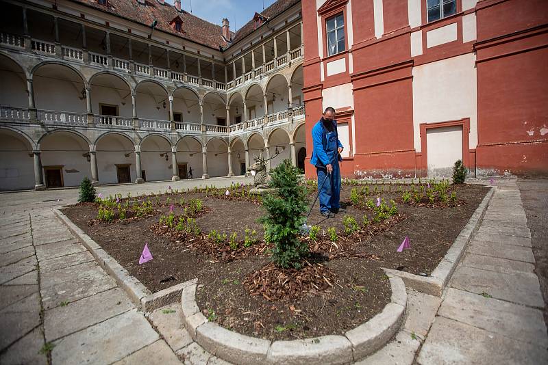 Jeleni na zámku v Opočně sedí na nových záhonech. Památka se tak připravuje na novou turistickou sezonu.