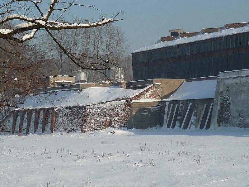 Pohled na továrnu, kde vězni pracovali (tedy i Karel Poláček)
