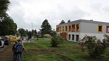V Černíkovicích vyrostla během 13 měsíců v sousedství té staré nová škola. Učí se v ní žáci od první do páté třídy.