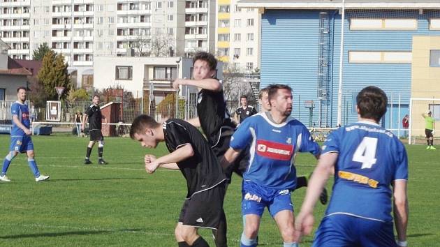 Jediný gól fotbalistů Týniště nad Orlicí v nedělním utkání v Třebši vstřelil zkušený obránce Petr Pokorný (na snímku druhý zprava).