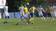 Fotbalisté Slovácka B (bílé dresy) v nedělním třetiligovém derby zdolali zlínskou rezervu 2:0.