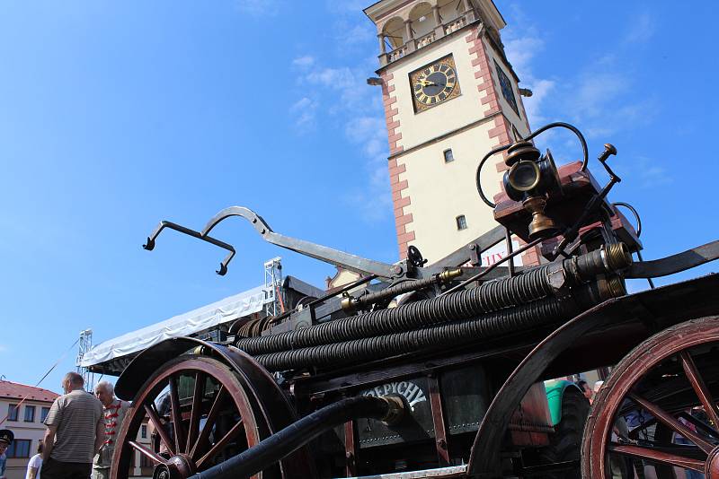 Svojí unikátní historickou stříkačkou se hasiči z Přepych blýskli i na Dni bezpečnostních složek v Dobrušce.