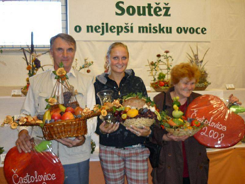 Vítězové loňské soutěže v aranžování ovoce, zeleniny a květin:  1. Zdenka Kárníkova,  Lokot, 2. Marie Žabokrtská, Rychnov n.K.  a  3. Jiří Kyral, Záhornice.  