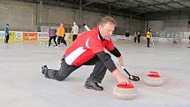 V OPOČNĚ se na kluzkém ledě nejprve často padalo. Po krátkém tréninku pod vedením zkušených hráčů curlingu  se řadě návštěvníků náborové akce dařilo odehrát těžké kameny do prostoru kruhů. 