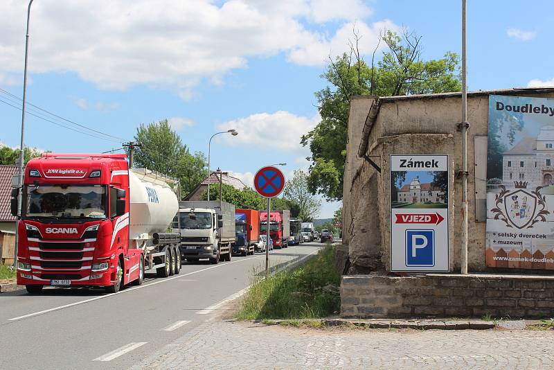 V Doudlebách nad Orlicí musí řidiči počítat s kyvadlovým provozem a kolonami.