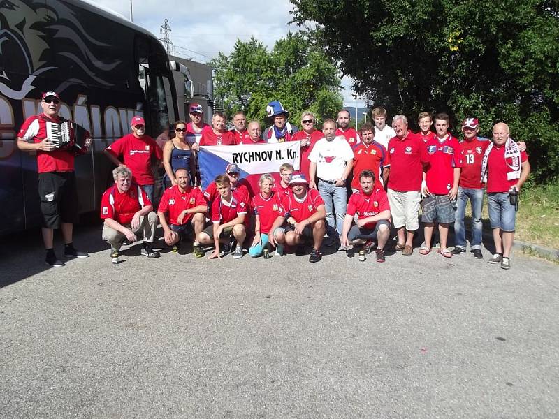 SKUPINA FANOUŠKŮ, fotbalistů a kamarádů z Rychnova, Lična, Borohrádku a Týniště nad Orlicí se vydala na zápas České republiky.