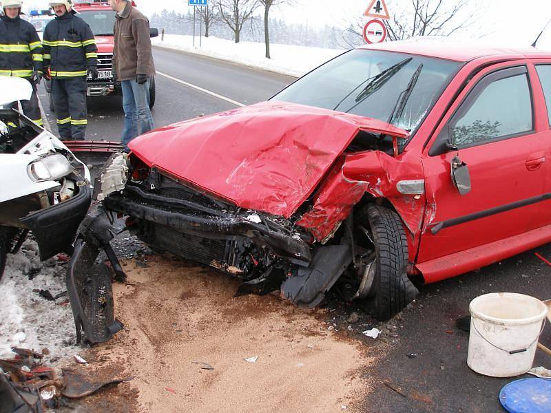 Dopravní nehoda tří vozidel z 12. 1. 2009 u obce Lipovka (Rychnovsko). 