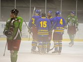 RADOST. V nedělním okresním hokejovém derby Semechničtí zdolali hosty z Čestic až gólem v prodloužení.  