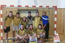 VÍTĚZNÝ TÝM druhého ročníku turnaje v halové kopané „Marie FC cup“ ve Voděradech – Mydli ovci. 