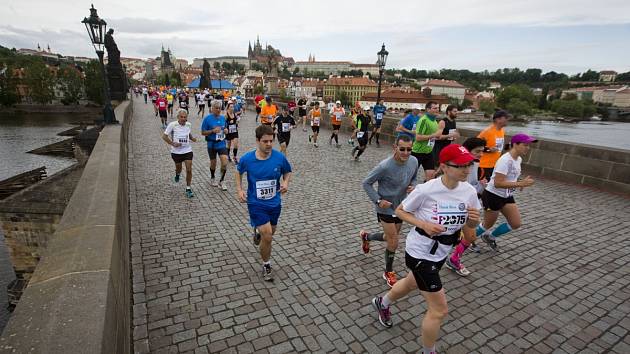 Na Pražském maratonu účastníci probíhají historickou částí našeho hlavního města včetně Karlova mostu. Dolní snímek  vpravo zachytil  Hanu Čapkovou po úspěšném absolvování dubnového Pražského půlmaratonu se zaslouženou medailí.