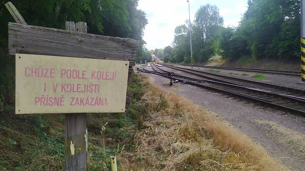 Jedny z posledních mechanických závor v kraji mají na dvou železničních přejezdech v Doudlebách nad Orlicí na Rychnovsku. Již více než třicet let na jednom z nich až osmdesátkrát za směnu zatočí klikou Petr Dušek.