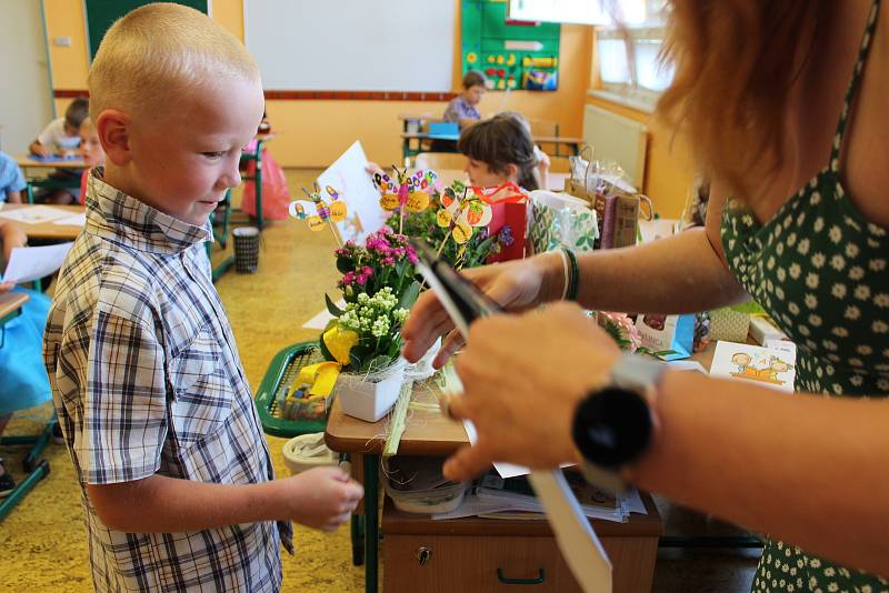 Třída I. A Základní školy Pulická v Dobrušce se určitě na první vysvědčení těšila. A hlavně na prázdniny.