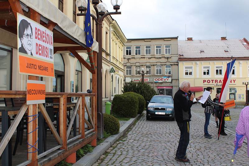 Na rychnovském Starém náměstí se ve čtvrtek večer sešlo necelých pět desítek příznivců Milionu chvilek pro demokracii.