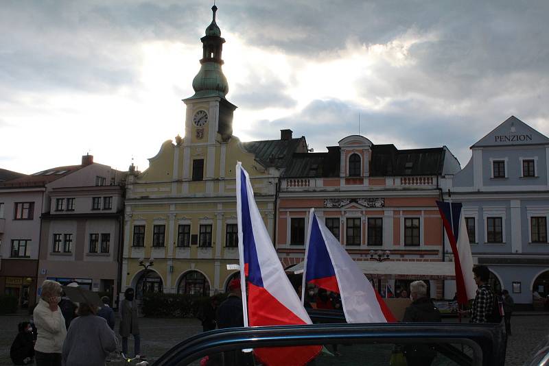 Na rychnovském Starém náměstí se ve čtvrtek večer sešlo necelých pět desítek příznivců Milionu chvilek pro demokracii.