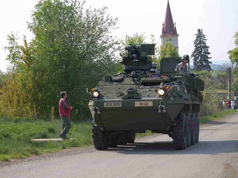 ZE ZÁKLADNY V NĚMECKÉM VILSECKU už v minulosti do České republiky obrněné vozy Stryker dorazily. Na Domažlicku se američtí vojáci se dvěma Strykery zúčastnili oslav konce II. světové války v obcích  Hostouň a Běla nad Radbuzou odkud jsou naše snímky.