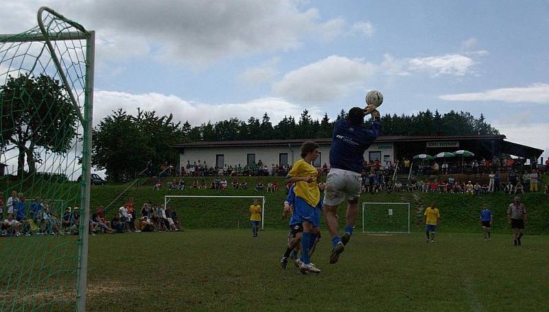 Z finálového utkání Vršovan Cupu Miláno Jaroměř - Emil team (2:1 v prodloužení). 