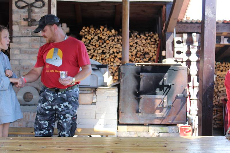 Z deštenských Svátků skla - Tavení skla dřevem.