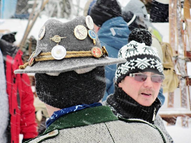 Na sjezdovce u chaty Juráška v Olešnici v Orlických horách se uskutečnil 6. ročník Mistrovství České republiky v historickém lyžování. 