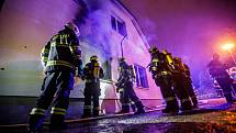 Pět jednotek hasičů bojovalo s požárem baráku v Rychnově