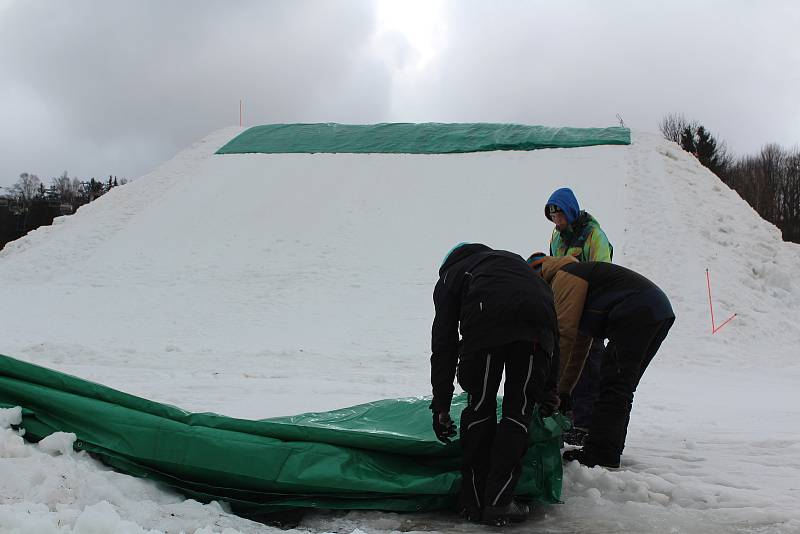 Před vyvrcholením seriálu světového poháru v big air v Deštném.