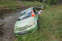 Místo zpátečky řidič zařadil jedničku a skončil s autem v řece Kněžná.