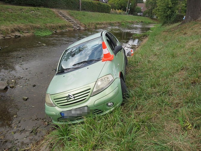 Místo zpátečky řidič zařadil jedničku a skončil s autem v řece Kněžná.