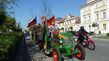 V Opočně ve Svátek práce tradičně odstartovala prvomájová jízda Veteran Car Clubu Dobruška. Nově se však potkala s jinou obnovenou tradicí