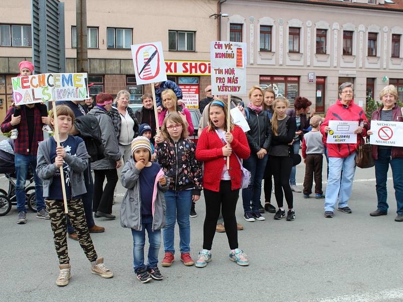 Demonstrace proti rozšiřování výroby závodu Isover společnosti Sain-Gobain (dřive Orsil) v Častolovicích.