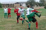 PĚT BRANEK padlo v Křovicích, kde hostující fotbalisté z Rovně (pruhované dresy) vyhráli 4:1 a vystřídali Slatinu na vedoucí příčce průběžné tabulky OP III. třídy.  