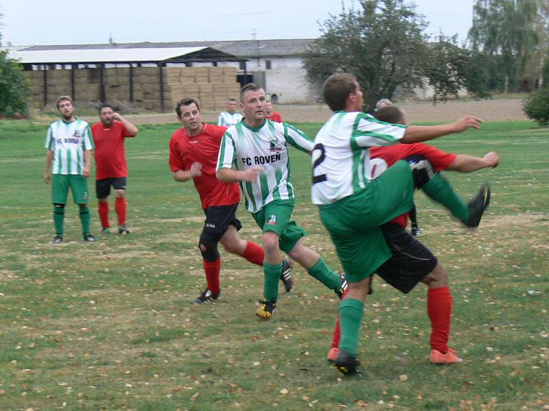 PĚT BRANEK padlo v Křovicích, kde hostující fotbalisté z Rovně (pruhované dresy) vyhráli 4:1 a vystřídali Slatinu na vedoucí příčce průběžné tabulky OP III. třídy.  