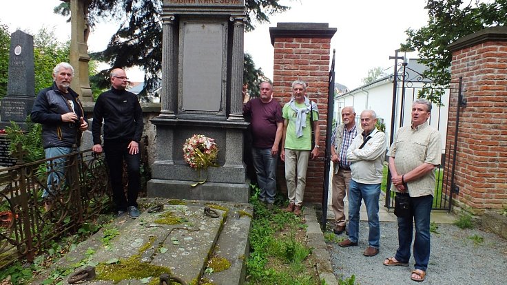 Spolek přátel historie Vamberka u hrobu Aloise Kareše.