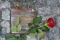 Kameny zmizelých byly představeny ve středu odpoledne při vzpomínkovém setkání, které bylo zahájeno v rychnovské synagoze.
