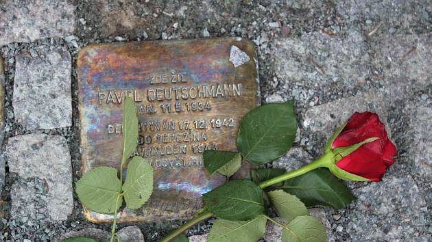 Prvních 15 kamenů zmizelých upomíná na tragické osudy rychnovských židů -  Rychnovský deník