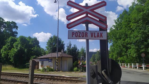Jedny z posledních mechanických závor v kraji mají na dvou železničních přejezdech v Doudlebách nad Orlicí na Rychnovsku. Již více než třicet let na jednom z nich až osmdesátkrát za směnu zatočí klikou Petr Dušek.