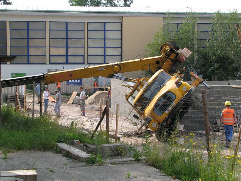 Autojeřáb se převrátil na bok a musel být vyproštěn druhým autojeřábem.