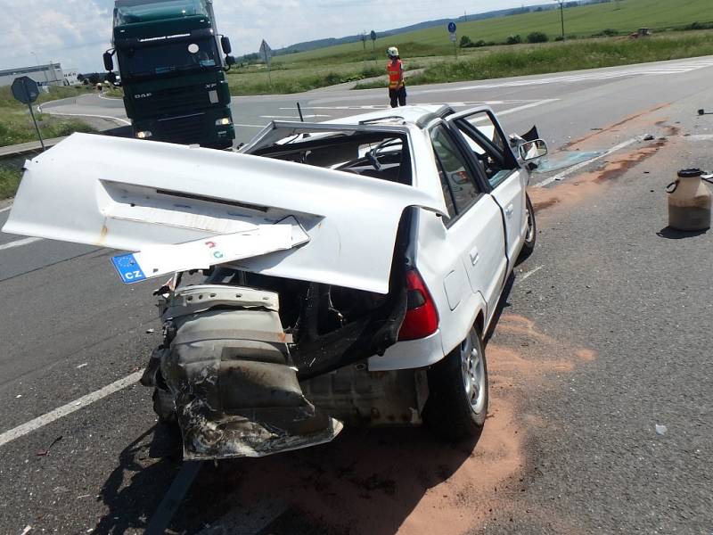 Dopravní nehoda dvou osobních automobilů a kamionu u Lipovky.