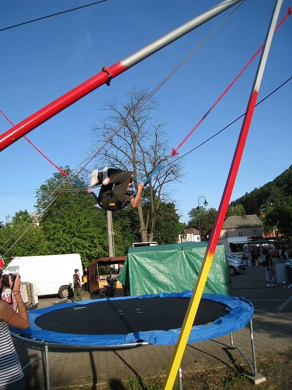 Trampolína s gumou se stává hitem poutí. Jde o pokojový Bungee Jumping pro začínající nadšence adrenalinových sportů.