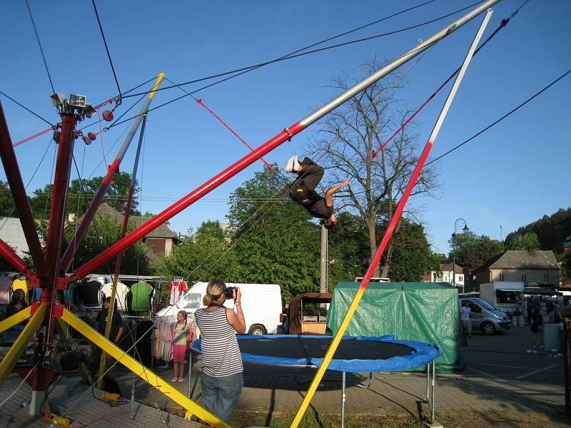 Trampolína s gumou se stává hitem poutí. Jde o pokojový Bungee Jumping pro začínající nadšence adrenalinových sportů.