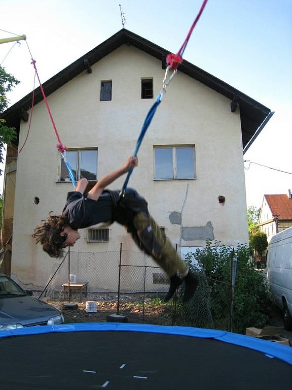 Trampolína s gumou se stává hitem poutí. Jde o pokojový Bungee Jumping pro začínající nadšence adrenalinových sportů.