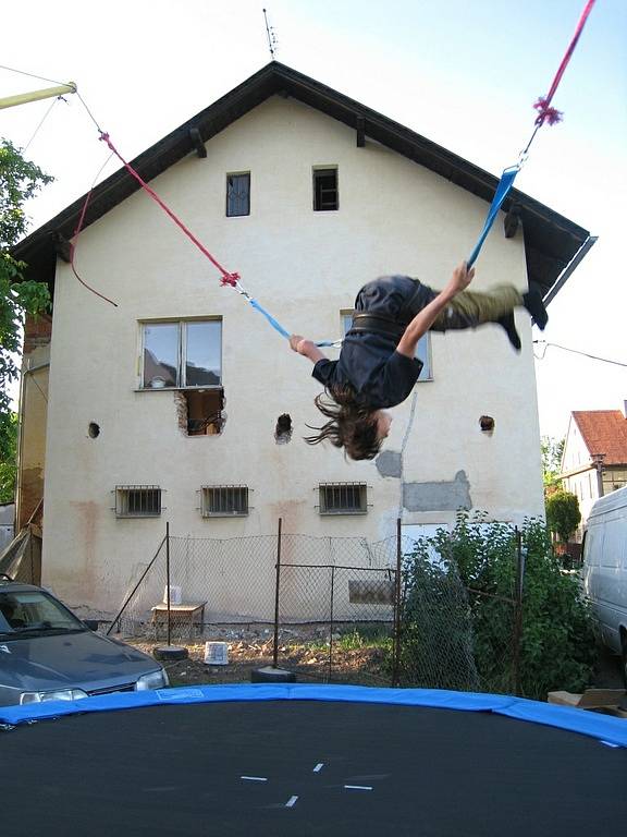 Trampolína s gumou se stává hitem poutí. Jde o pokojový Bungee Jumping pro začínající nadšence adrenalinových sportů.