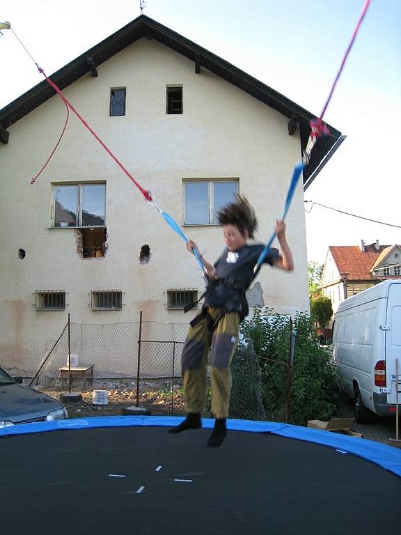 Trampolína s gumou se stává hitem poutí. Jde o pokojový Bungee Jumping pro začínající nadšence adrenalinových sportů.