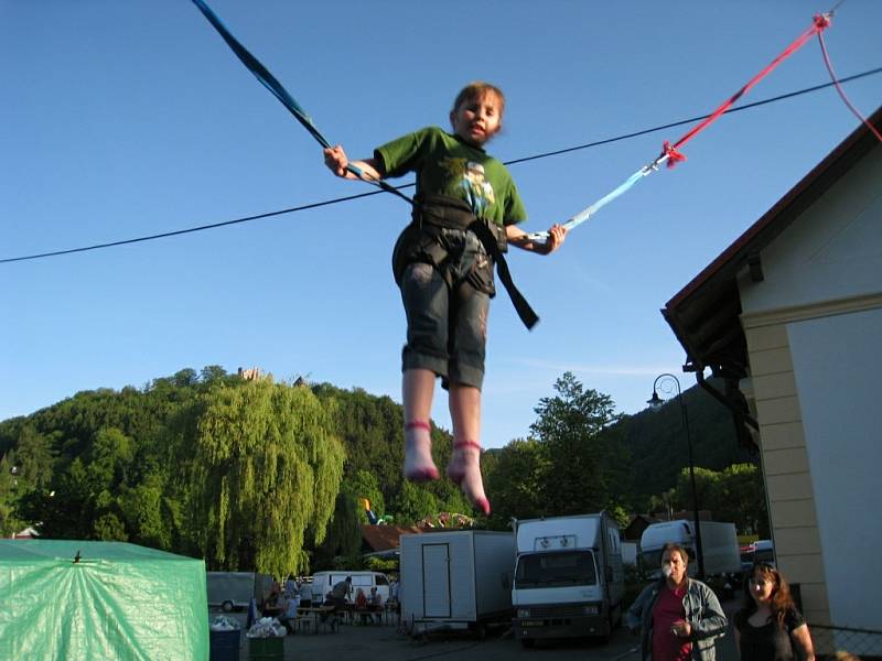 Trampolína s gumou se stává hitem poutí. Jde o pokojový Bungee Jumping pro začínající nadšence adrenalinových sportů.