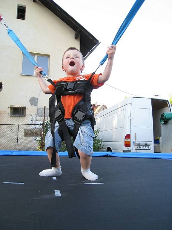 Trampolína s gumou se stává hitem poutí. Jde o pokojový Bungee Jumping pro začínající nadšence adrenalinových sportů.