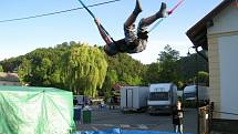 Trampolína s gumou se stává hitem poutí. Jde o pokojový Bungee Jumping pro začínající nadšence adrenalinových sportů.