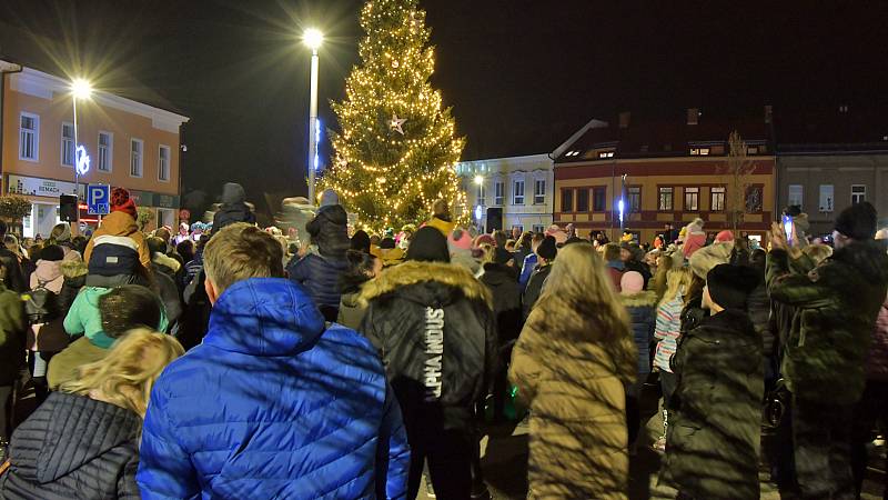 Vánoční strom se už v neděli 21. listopadu rozzářil v Týništi nad Orlicí.