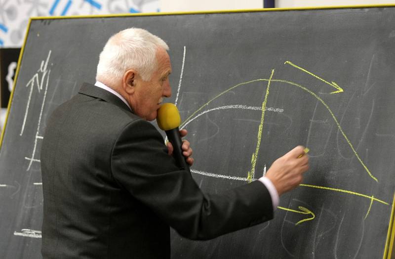 Václav Klaus při návštěvě na hradecké univerzitě