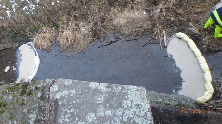 Do řeky Orlice unikly ropné látky.