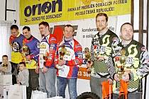 Nejlepší tři dvojice mistrovství České republiky v motoskijöringu (zleva) vítězní bratři  Šrolerové, druzí Mohaupt s Hotovým a bronzoví Mňuk s Langerem.