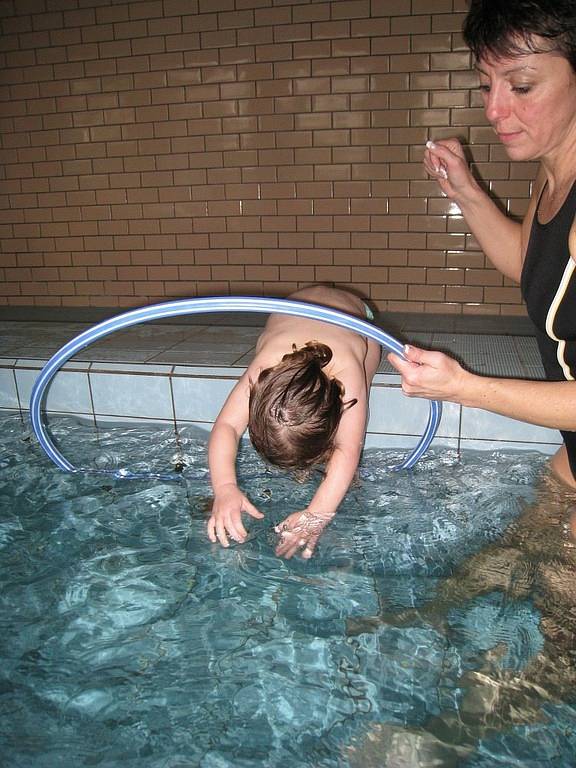 Plavecké kurzy pro děti od šesti měsíců do tří let, nabízí každé pondělí, čtvrtek a pátek vamberská Mateřská škola.